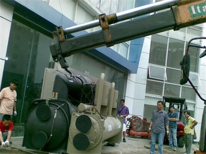 遵化市随车吊和汽车吊的核心区别是什么？哪种更省钱？